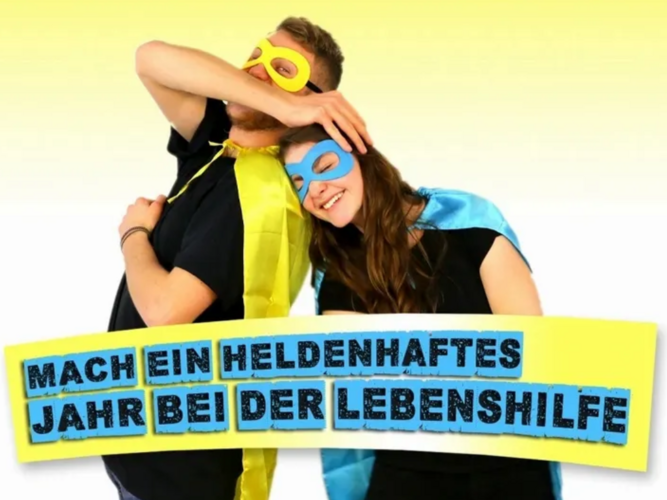 Ein junger Mann und eine junge Frau im Helden-Kostüm. Darunter der Schriftzug: Mach ein Heldenhaftes Jahr bei der Lebenshilfe.